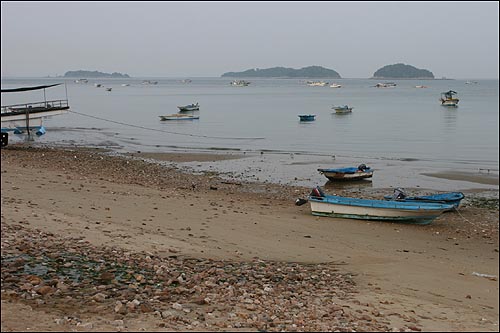 외목마을 해변. 앞 섬이 경기도 국화도이다. 